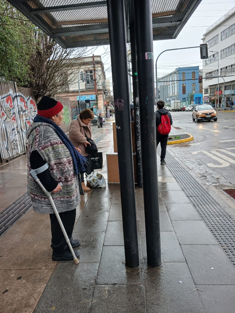 Paradero sin asientos en Avda Francia