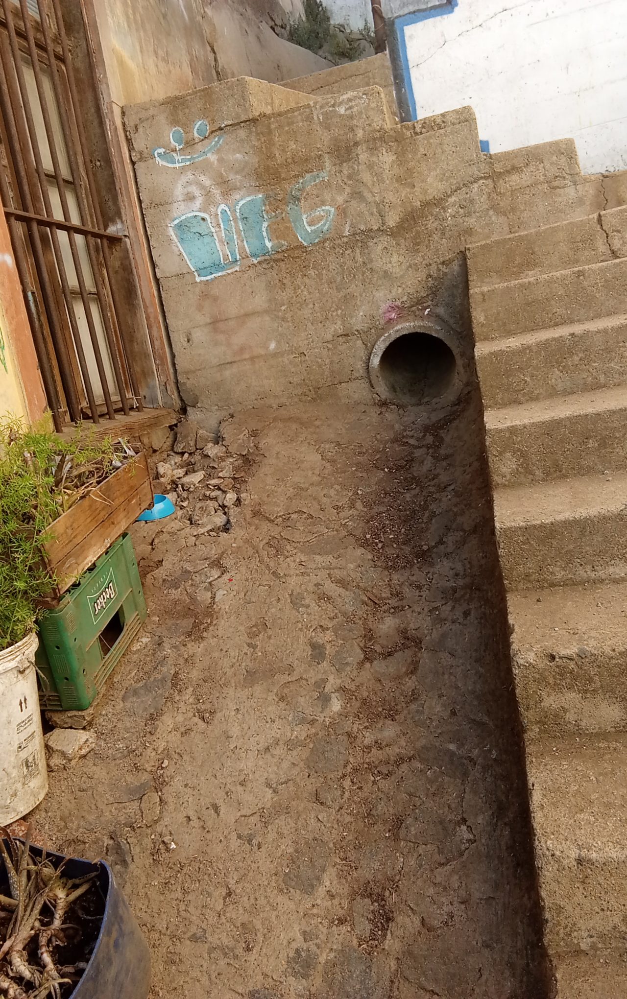 Vías de agua lluvia con escombros en escala Brito